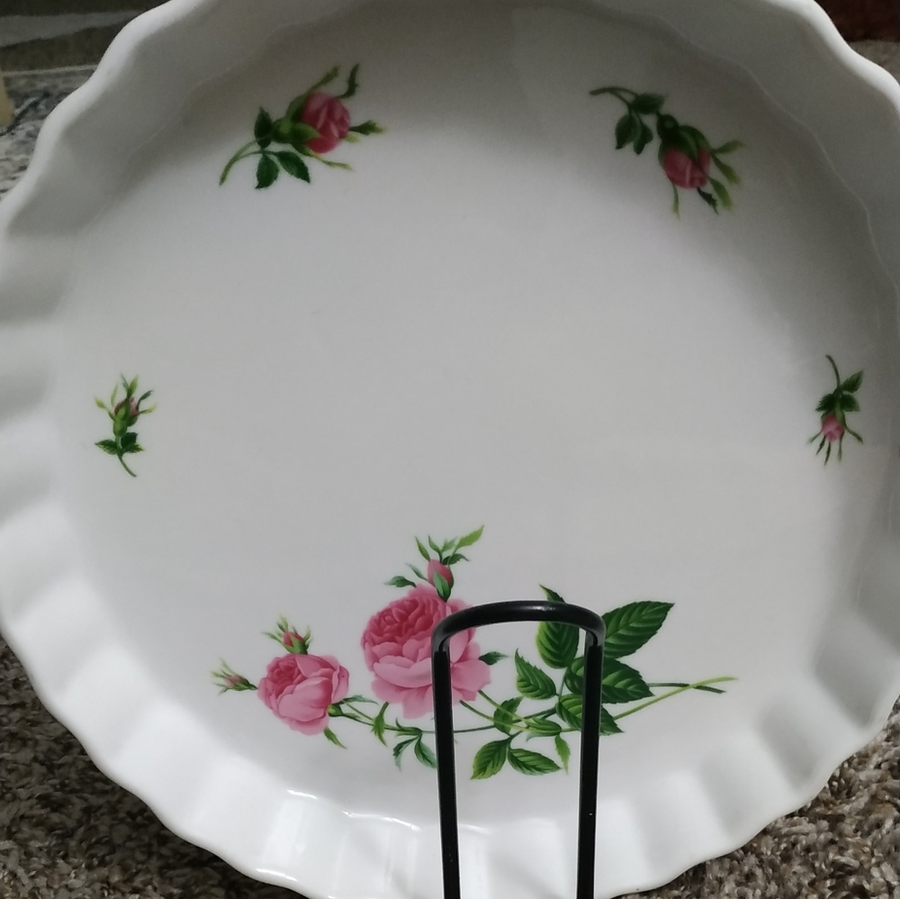ONEIDA ROSE FLUTED PIE TART like new